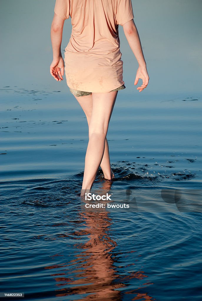 Fille marchant dans l'eau - Photo de Adolescent libre de droits