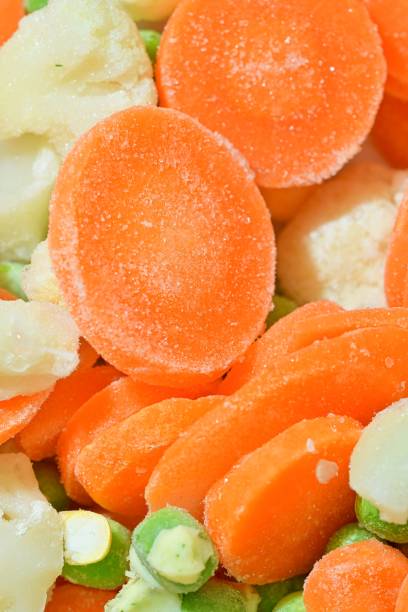 свежий суп из овощей с морковью, горохом, цветной капустой и кукурузой на белом фоне. замороженный овощной суп с морковью, горохом, цветной к - white close up macro cooking стоковые фото и изображения