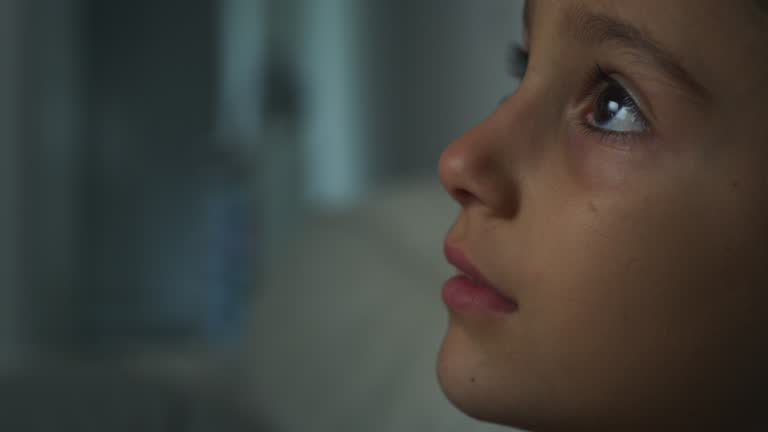 女子小学生 接写 84,200点を超える女児1人の映像素材とロイヤリティフリー映像 - iStock | 子供, 小学校低学年, セミヌード