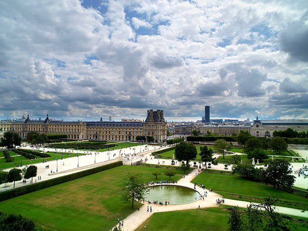 jardins des tuileries - louvre photos et images de collection