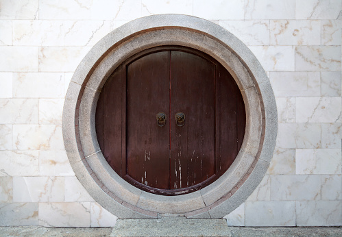 Shabby wooden door in a Chinese temple