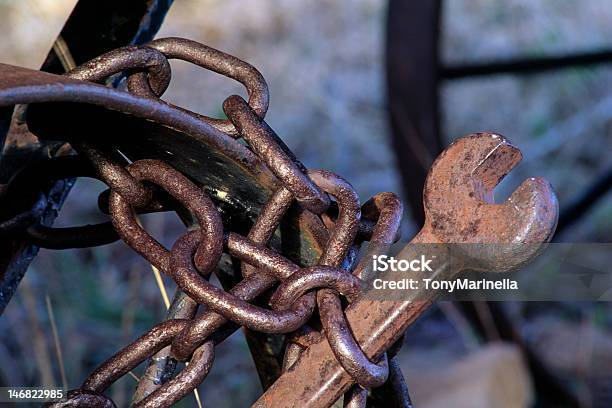 Foto de Old Ferramentas E Cadeia e mais fotos de stock de Abstrato - Abstrato, Antigo, Aço