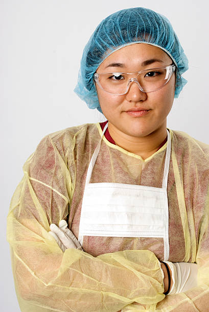 уверенно медицинская professional в защитная рабочая одежда - hair net nurse scrubs asian ethnicity стоковые фото и изображения