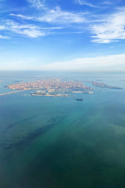 vista de la ciudad de venecia desde un avión - above the cloud sea fotografías e imágenes de stock