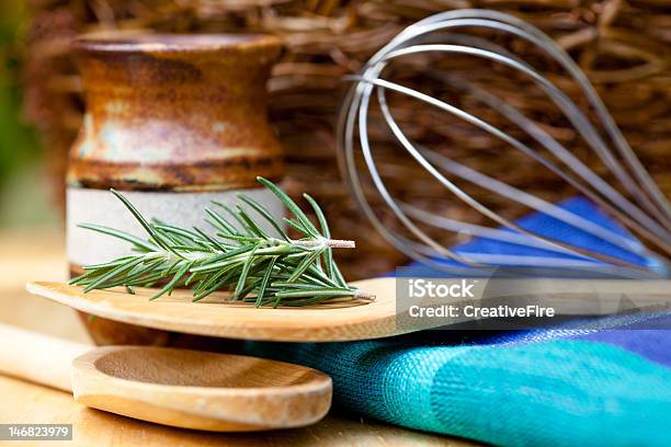 Ervas Aromáticas Secas E Utensílios De Cozinha - Fotografias de stock e mais imagens de Alecrim - Alecrim, Arame, Azul