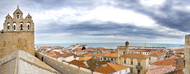 igreja notre-dame-de-la-mer em saintes-maries-de-la-mer, vista de cima - camargue saintes maries de la mer bodies of water landscapes - fotografias e filmes do acervo