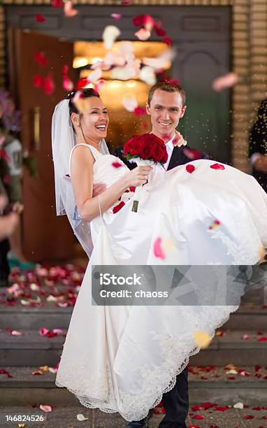 Молодой Свадьба Пара — стоковые фотографии и другие картинки Белый - Белый, Букет, Вертикальный