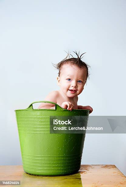 Bebé Bañarse Verde Bañera De Hidromasaje Foto de stock y más banco de imágenes de 12-17 meses - 12-17 meses, Agua, Alegre