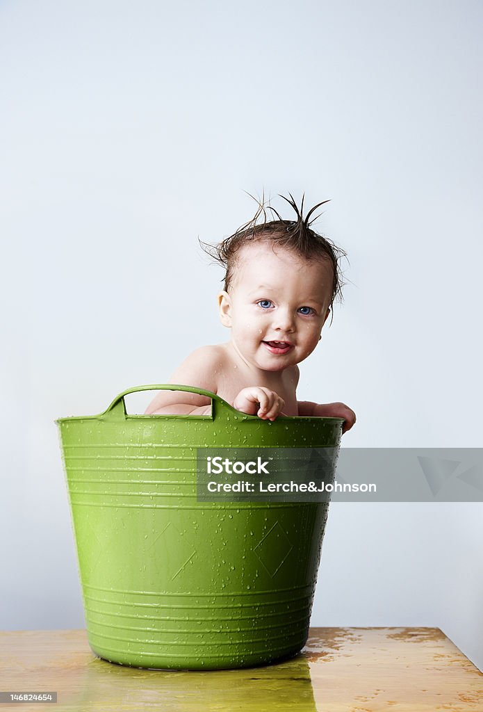 Banho de bebê, banheira verde - Foto de stock de 12-17 meses royalty-free