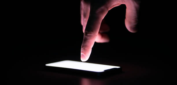 mano umana che tocca lo schermo e preme il pulsante sul dispositivo mobile - touching human finger choice push button foto e immagini stock
