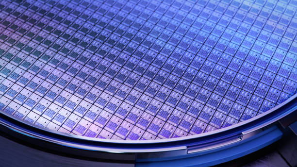 toma macro de una oblea de silicio con chips de computadora durante el proceso de fabricación en fábrica o fundición. textura de oblea semicondutor. - wafer fotografías e imágenes de stock