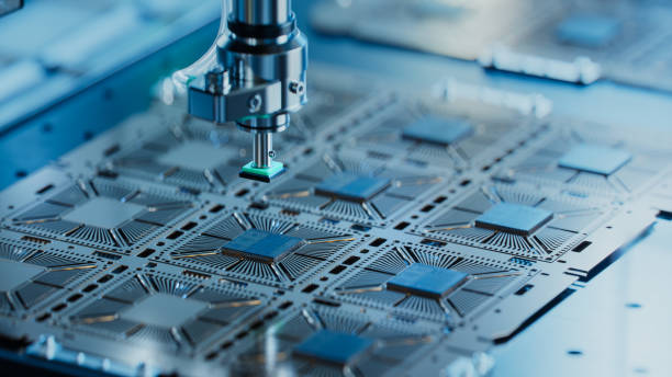 close-up da matriz de silício estão sendo extraídos da bolacha de semicondutores e anexados ao substrato pela máquina pick and place. computer chip manufacturing na empresa fab. processo de embalagem de semicondutores. - unidade de processamento central - fotografias e filmes do acervo