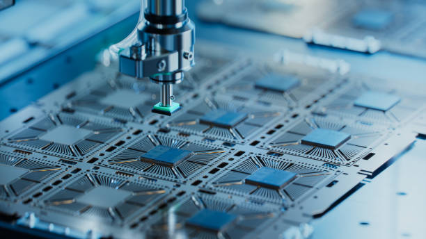 close-up of silicon die are being extracted from semiconductor wafer and attached to substrate by pick and place machine. computer chip manufacturing at fab. semiconductor packaging process. - 製造設備 個照片及圖片檔