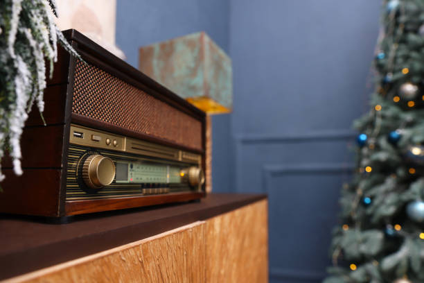 radio rétro sur table en bois et sapin de noël dans la chambre, espace pour le texte - tree house audio photos et images de collection