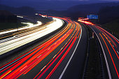 nachtverkehr-auf-der-autobahn-langzeitbelichtung.jpg?b=1&s=170x170&k=20&c=xnQMWgAvcq2ab8b_2aU5_Vx_Sl7rgBChRQALAliZxqA=