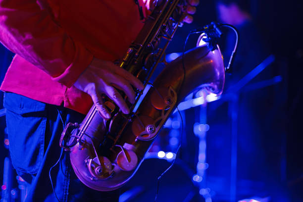 saxofonista se apresentando em concerto em boate. close up foto do músico tocando no sax - close up musical instrument saxophone jazz - fotografias e filmes do acervo