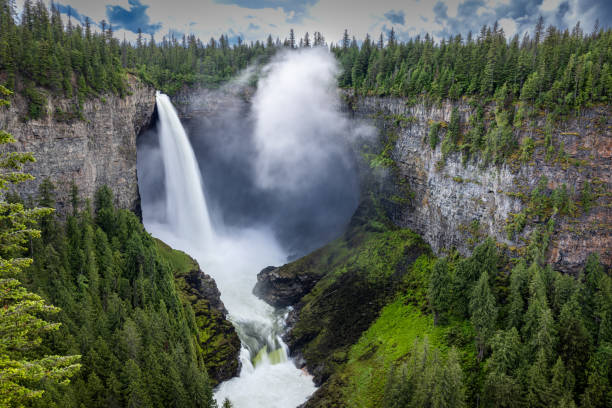 Cachoeira das quedas de Helmcken no Parque Provincial cinzento dos poços na Colúmbia Britânica, Canadá - foto de acervo
