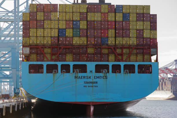 maersk containerschiff beladen - harbor editorial industrial ship container ship stock-fotos und bilder