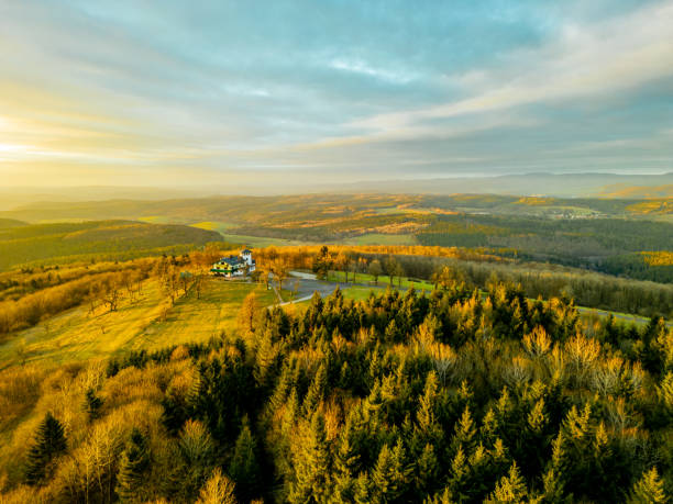 coucher de soleil sur la montagne locale de kühndorf - le dolmar - thuringia photos et images de collection