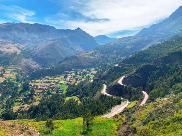 перу дорога в священную долину инков урубамба в горах анд. - urubamba valley стоковые фото и изображения