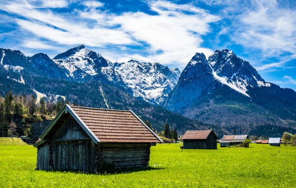 paesaggio vicino a garmisch-partenkirchen - zugspitze - wetterstein mountains summer hut european alps foto e immagini stock