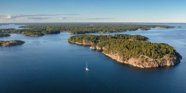 veleiro no arquipélago de estocolmo - stockholm archipelago sweden stockholm island - fotografias e filmes do acervo