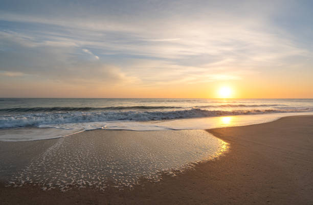 magnifique lever de soleil sur la plage de playa linda au-dessus de l’océan atlantique sur merritt island national wildlife refuge florida - brevard county photos et images de collection