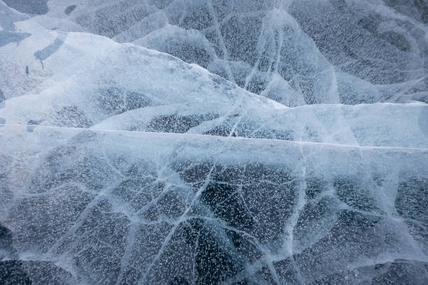 лед на замерзшем озере в национальном парке роки-маунтин в колорадо зимой - cold lake frozen estes park стоковые фото и изображения