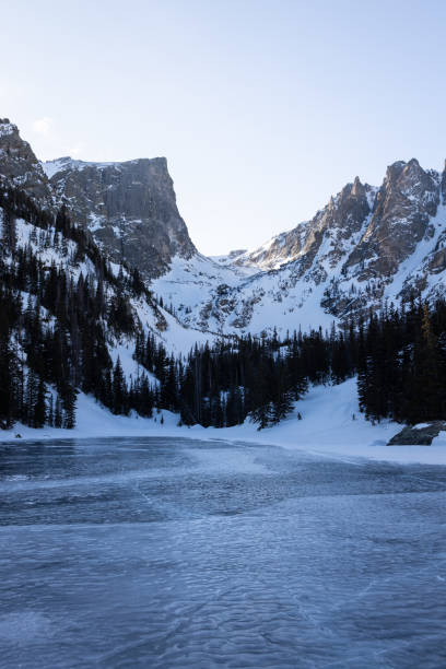 gefrorener traumsee im rocky mountain national park in colorado im winter - cold lake frozen estes park stock-fotos und bilder