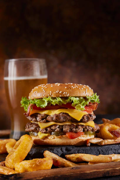 chopped steakhouse burger - sesame bun american culture cheddar imagens e fotografias de stock