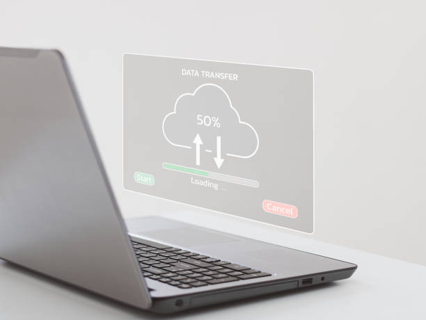 Data transfer, Uploading Upload and Download Information Concept. cloud uploading on a virtual screen. Users use laptops to transfer data and wait to load digital business data from websites. transferencia de datos, carga de carga y concepto de información de descarga. carga en la nube en una pantalla virtual. los usuarios usan computadoras portátiles para transferir datos y esperar para cargar datos comerciales digitales de sitios web.