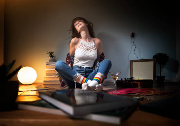 istock Listening music 1468321110
