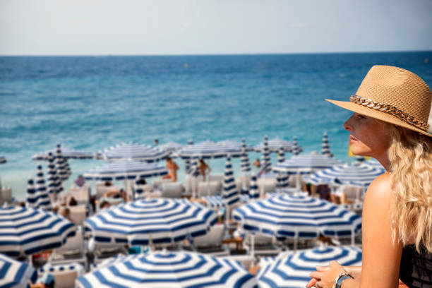 woman looking at urban beach - nice looking imagens e fotografias de stock