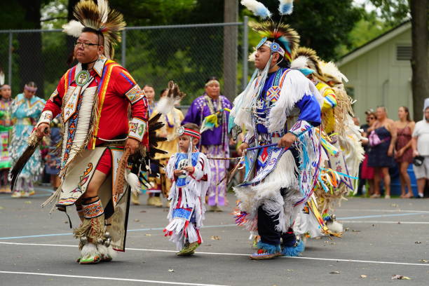 nativos americanos do sexo masculino da nação ho-chunk realizando pow wow na frente de uma plateia. - winnebago - fotografias e filmes do acervo