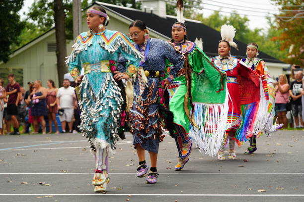 mujeres nativas americanas de ho-chunk nation interpretando pow wow a una audiencia. - winnebago fotografías e imágenes de stock