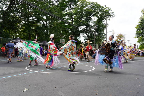 los nativos americanos de la nación ho-chunk realizaron danzas y rituales nativos frente a los espectadores. - winnebago fotografías e imágenes de stock