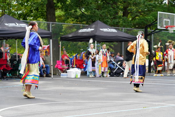 mujeres nativas americanas de ho-chunk nation interpretando pow wow a una audiencia. - winnebago fotografías e imágenes de stock