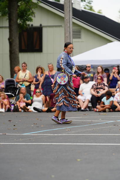 nativos americanos masculinos de ho-chunk nation interpretando pow wow frente a una audiencia. - winnebago fotografías e imágenes de stock