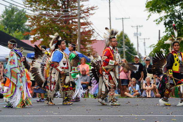 nativos americanos masculinos de ho-chunk nation interpretando pow wow frente a una audiencia. - winnebago fotografías e imágenes de stock