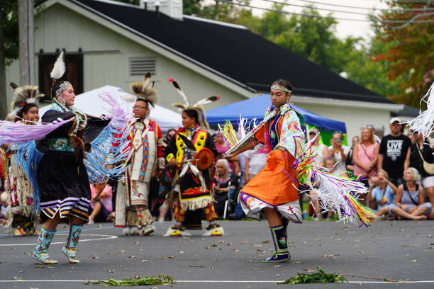 os nativos americanos da nação ho-chunk realizaram danças e rituais nativos na frente dos espectadores. - winnebago - fotografias e filmes do acervo