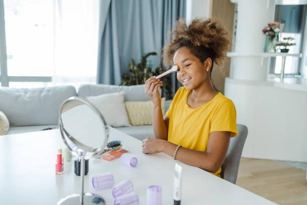 linda adolescente jugando con maquillaje en casa - mischief people making a face teenage girls fotografías e imágenes de stock