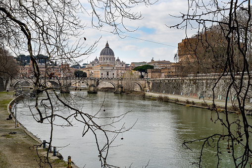 Roma, Lazio, Italia: Vista della Basilica di San Pietro dal fiume Tevere