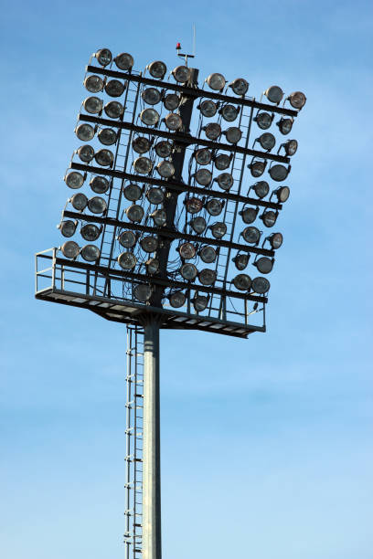 높은 램프 포스트, 경기장 조명 또는 푸른 하늘 배경에 대한 스포츠 조명 - floodlight blue sky day 뉴스 사진 이미지