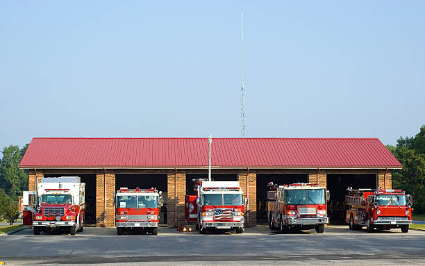 fire house mit lkws - feuerwache stock-fotos und bilder