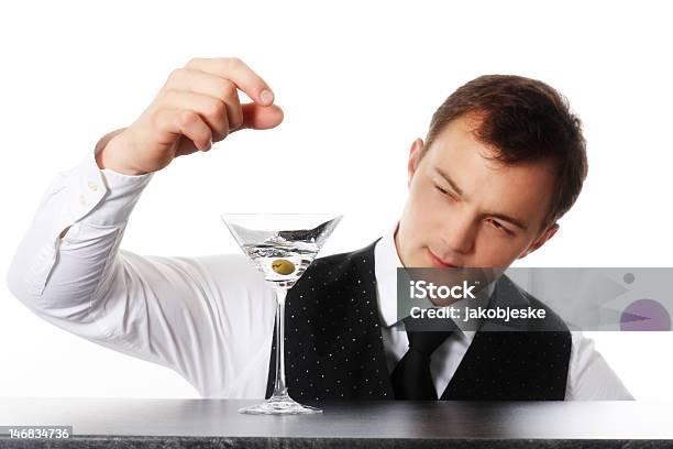 Barkeeper Mit Getränk Und Olive Stockfoto und mehr Bilder von Alkoholisches Getränk - Alkoholisches Getränk, Barkeeper, Cocktail