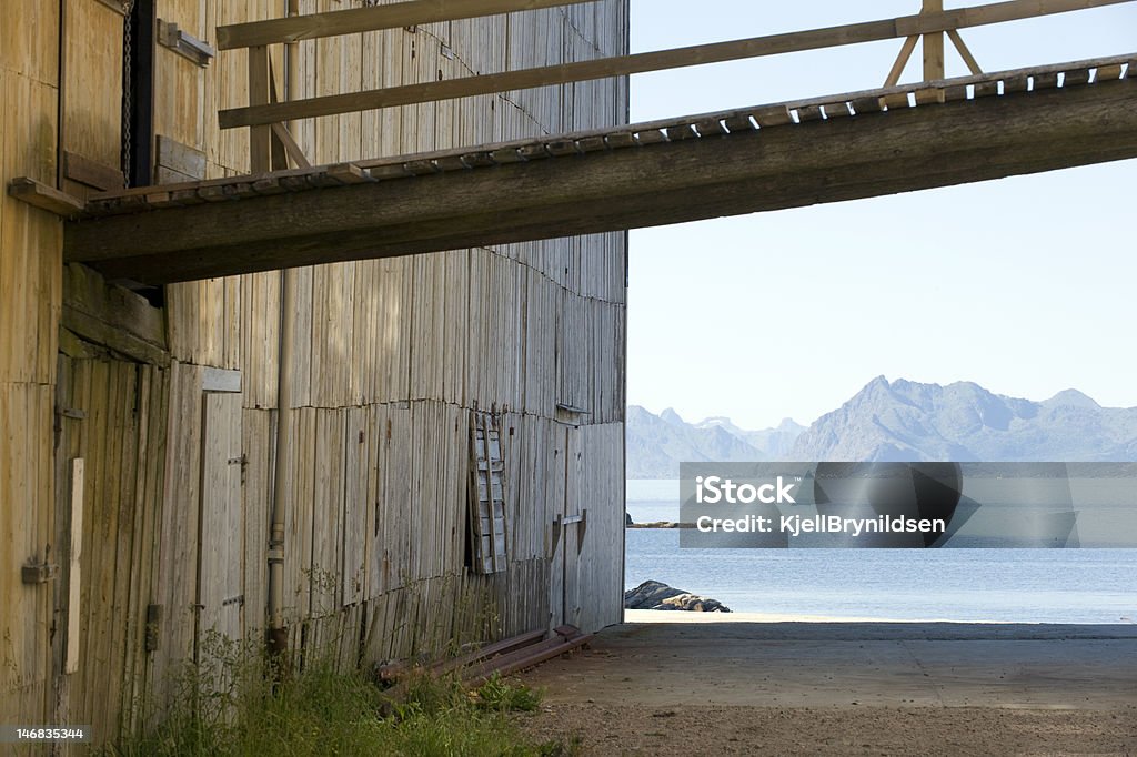 Edifício antigo em Henningsvær - Foto de stock de Característica arquitetônica royalty-free