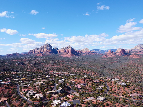 About two hours by car from Phoenix, capital of Arizona. It is also called RED Rock County in the town surrounded by unique red sandstone. There are also many power spots, it is also a health resort and tourist spot.