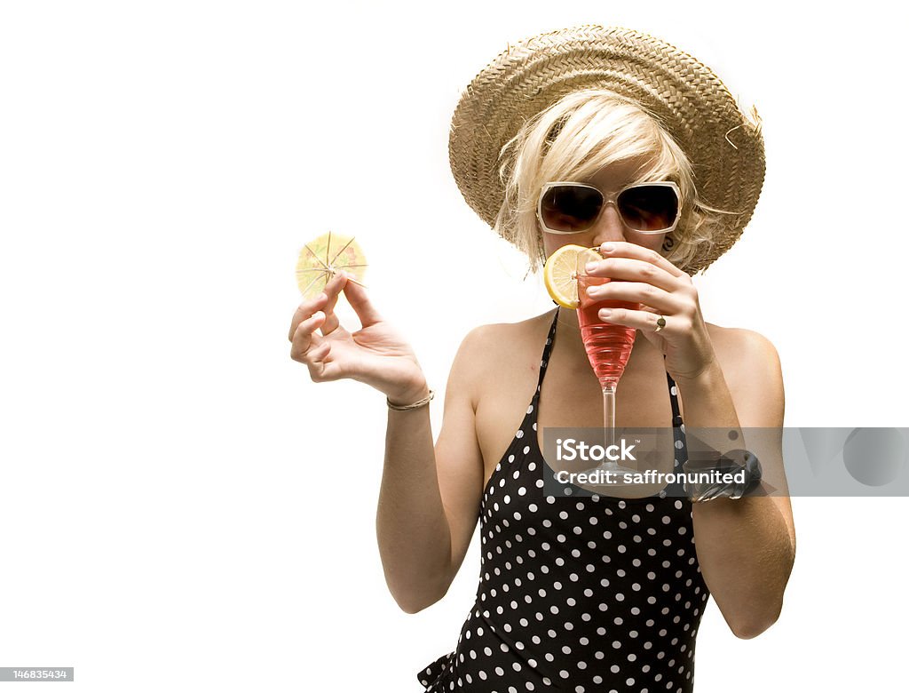 Chica rubia en sombrero de paja disfruta de un cóctel - Foto de stock de Adulto libre de derechos