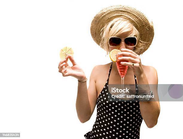 Chica Rubia En Sombrero De Paja Disfruta De Un Cóctel Foto de stock y más banco de imágenes de Adulto