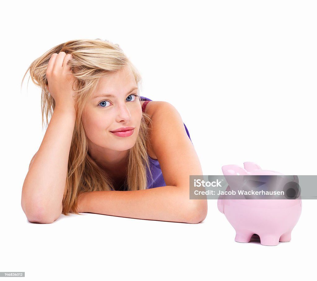 Close-up de uma linda jovem com piggy bank - Foto de stock de 20 Anos royalty-free